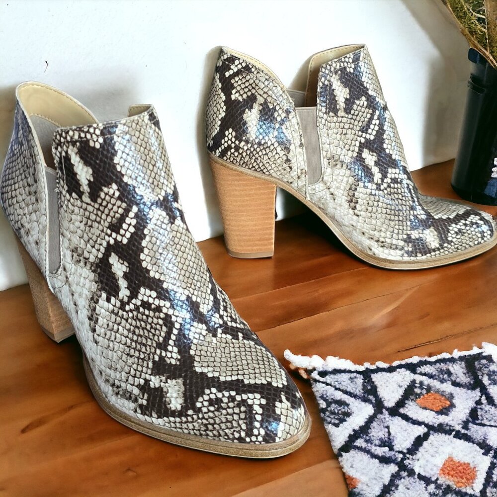 NWT VINCE CAMUTO ( 8M) FAMHIDA LEATHER Snake Skin Booties